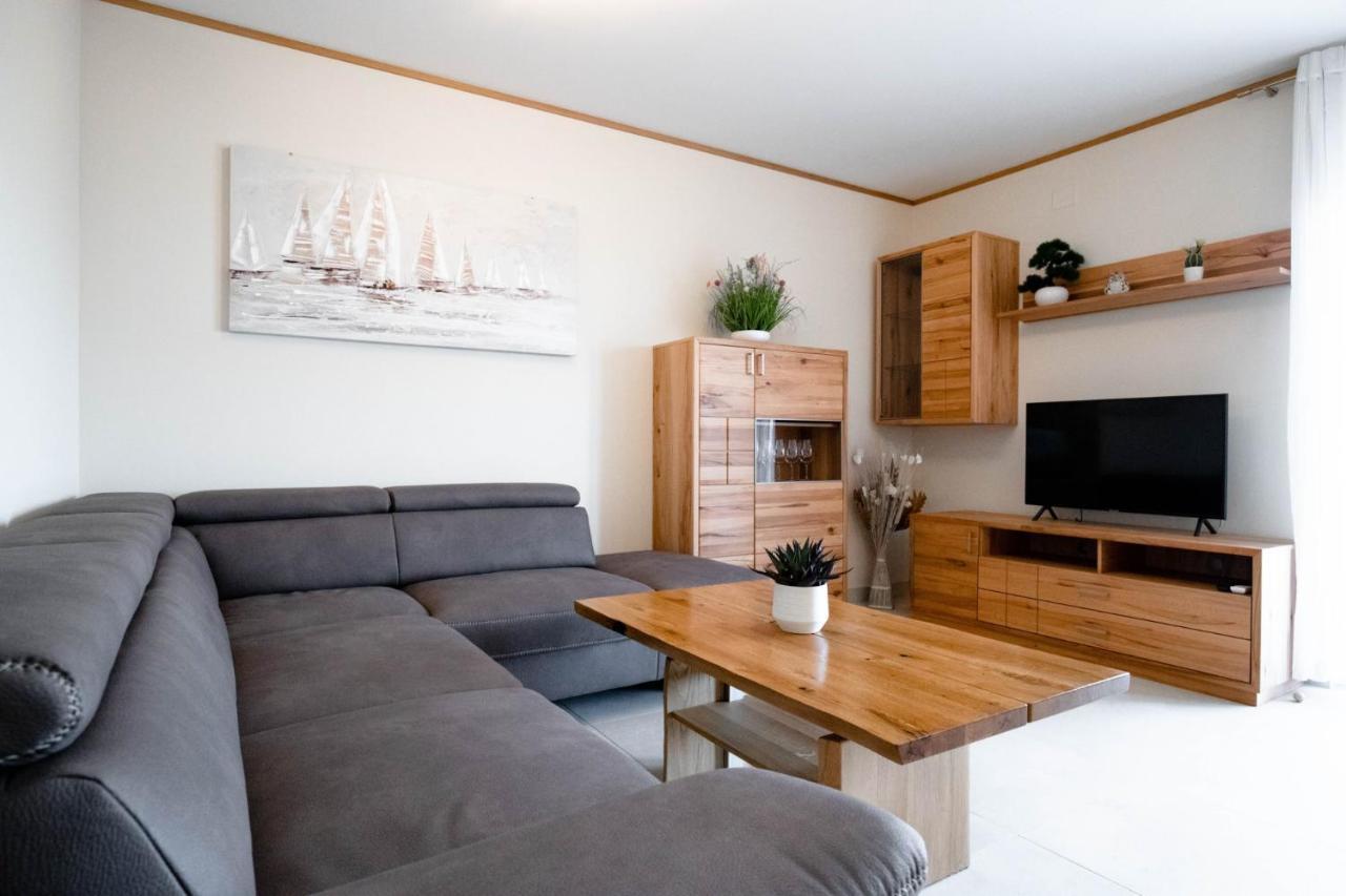 Crowonder Beachfront Reiterer Villa V2 Privlaka  Exterior foto