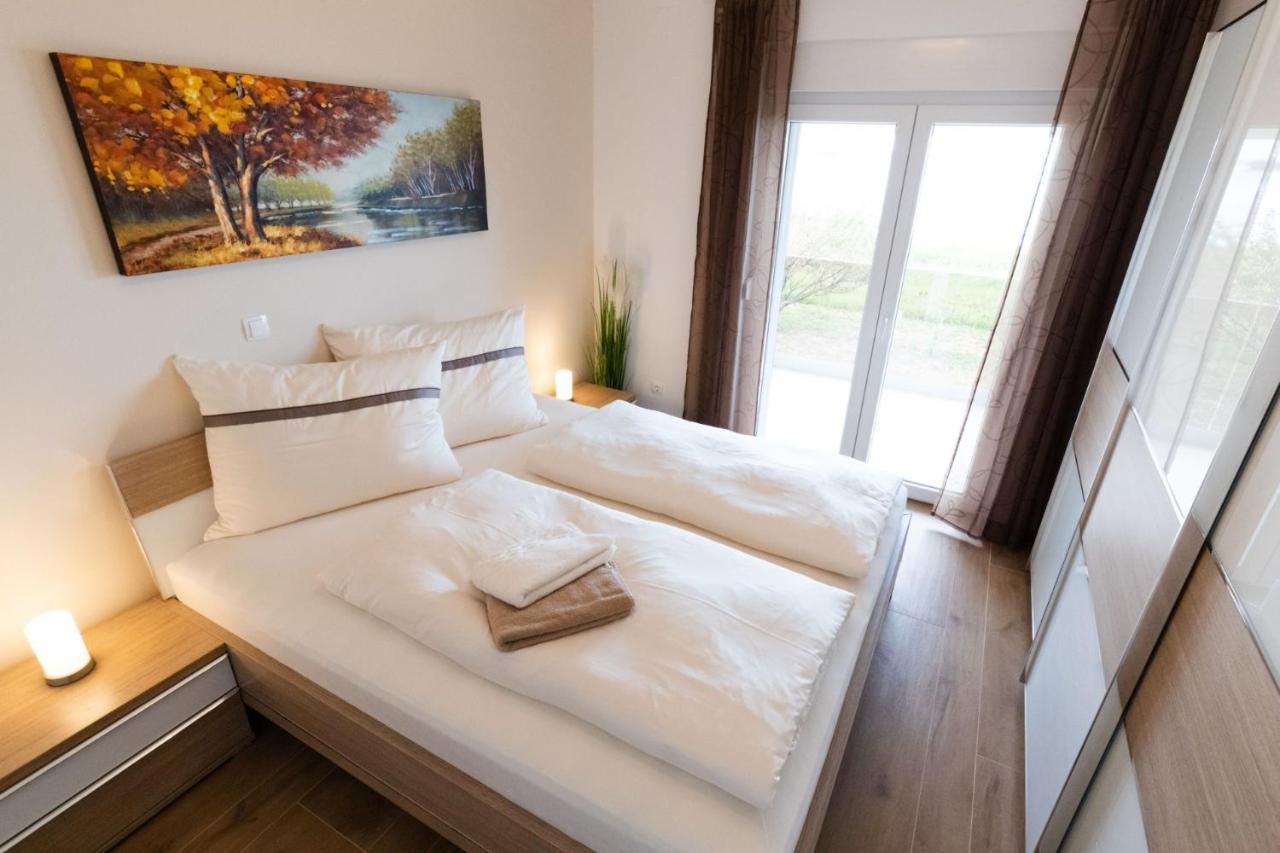 Crowonder Beachfront Reiterer Villa V2 Privlaka  Exterior foto