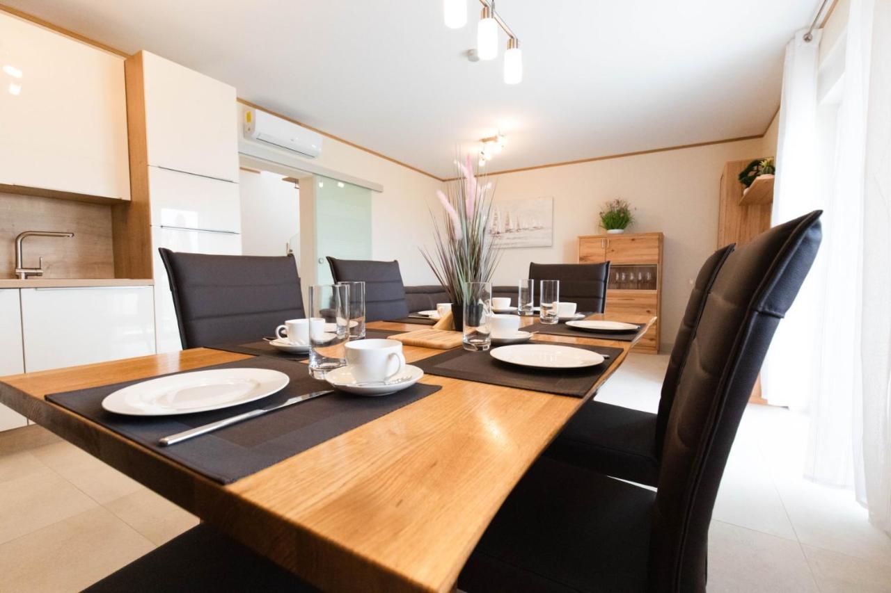 Crowonder Beachfront Reiterer Villa V2 Privlaka  Exterior foto
